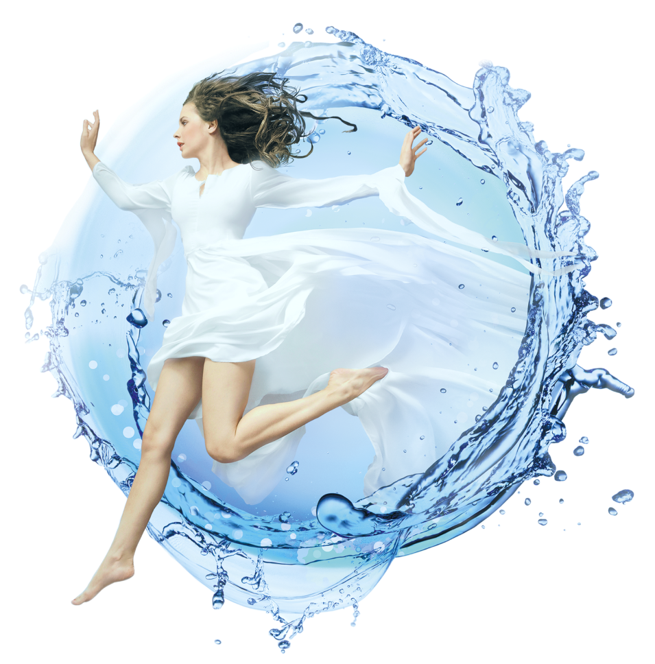 Девушка парит над водой в белом платье